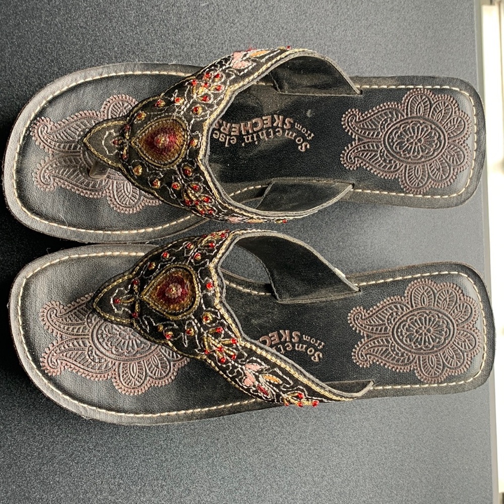 Womens size 8 Skechers. Excellent used condition.
